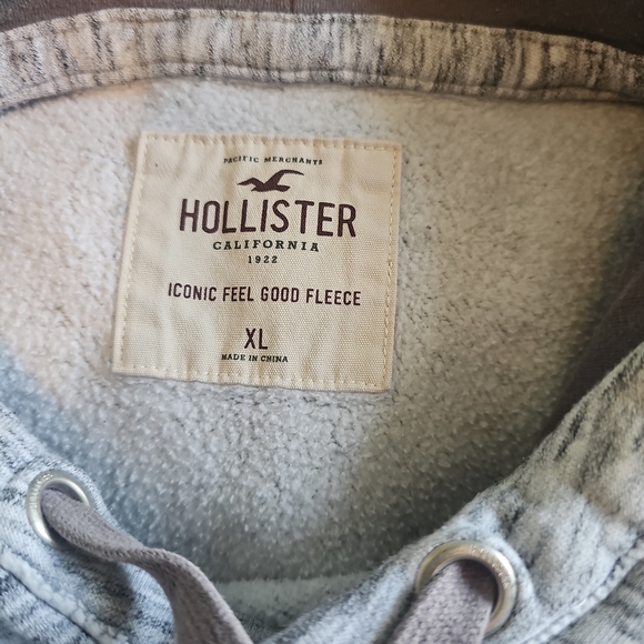 Hollister Women's Light Gray Hoodie with Black Logo - Picture 2 of 4